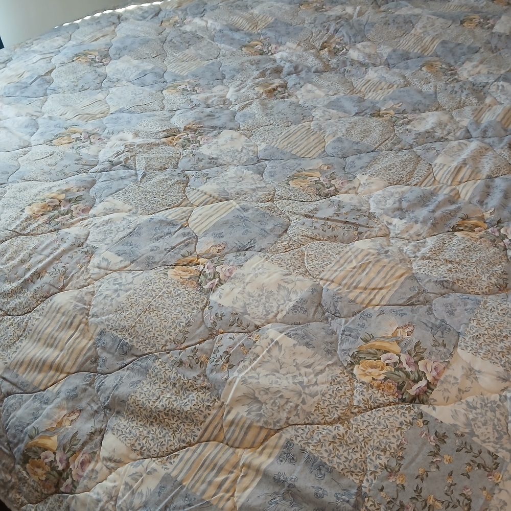 Floral Patchwork Quilt - Blue and Cream
